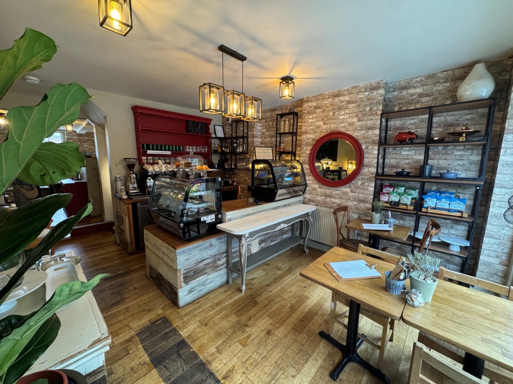 Lot: 46 - PERIOD COMMERCIAL AND RESIDENTIAL HIGH STREET INVESTMENT - Shop - front section showing counter